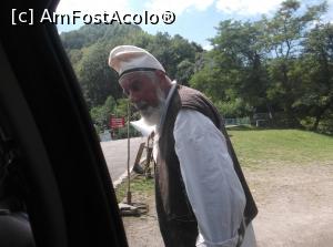 [P25] Dacul simpatic, care vinde suveniruri lângă Poarta Dacilor, se fotografiază cu toată lumea, iar aici ne spunea că nu putem ajunge la Cetatea de la Blidaru pentru că plouase noaptea și era moale tare prin pădure.  » foto by Aurici
 - 
<span class="allrVoted glyphicon glyphicon-heart hidden" id="av810573"></span>
<a class="m-l-10 hidden" id="sv810573" onclick="voting_Foto_DelVot(,810573,4656)" role="button">șterge vot <span class="glyphicon glyphicon-remove"></span></a>
<a id="v9810573" class=" c-red"  onclick="voting_Foto_SetVot(810573)" role="button"><span class="glyphicon glyphicon-heart-empty"></span> <b>LIKE</b> = Votează poza</a> <img class="hidden"  id="f810573W9" src="/imagini/loader.gif" border="0" /><span class="AjErrMes hidden" id="e810573ErM"></span>