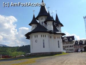 [P35] Biserica , in prim plan si cladirea in plan departat, ambele in curtea manastirii Prislop, in pasul cu acelasi nume . » foto by liviu49
 - 
<span class="allrVoted glyphicon glyphicon-heart hidden" id="av1305053"></span>
<a class="m-l-10 hidden" id="sv1305053" onclick="voting_Foto_DelVot(,1305053,4656)" role="button">șterge vot <span class="glyphicon glyphicon-remove"></span></a>
<a id="v91305053" class=" c-red"  onclick="voting_Foto_SetVot(1305053)" role="button"><span class="glyphicon glyphicon-heart-empty"></span> <b>LIKE</b> = Votează poza</a> <img class="hidden"  id="f1305053W9" src="/imagini/loader.gif" border="0" /><span class="AjErrMes hidden" id="e1305053ErM"></span>