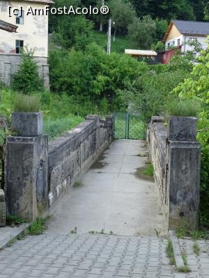 [P11] Podul de piatră (1925) - după portița metalică s-a aflat Stabilimentul de băi (1910) care a ars în 2012 - Băile Olănești.  » foto by tata123 🔱
 - 
<span class="allrVoted glyphicon glyphicon-heart hidden" id="av983488"></span>
<a class="m-l-10 hidden" id="sv983488" onclick="voting_Foto_DelVot(,983488,4666)" role="button">șterge vot <span class="glyphicon glyphicon-remove"></span></a>
<a id="v9983488" class=" c-red"  onclick="voting_Foto_SetVot(983488)" role="button"><span class="glyphicon glyphicon-heart-empty"></span> <b>LIKE</b> = Votează poza</a> <img class="hidden"  id="f983488W9" src="/imagini/loader.gif" border="0" /><span class="AjErrMes hidden" id="e983488ErM"></span>