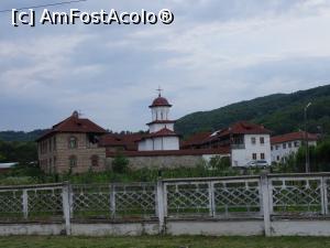 [P27] Mănăstirea Sărăcinești văzută de pe drumul național.  » foto by tata123 🔱
 - 
<span class="allrVoted glyphicon glyphicon-heart hidden" id="av983517"></span>
<a class="m-l-10 hidden" id="sv983517" onclick="voting_Foto_DelVot(,983517,4666)" role="button">șterge vot <span class="glyphicon glyphicon-remove"></span></a>
<a id="v9983517" class=" c-red"  onclick="voting_Foto_SetVot(983517)" role="button"><span class="glyphicon glyphicon-heart-empty"></span> <b>LIKE</b> = Votează poza</a> <img class="hidden"  id="f983517W9" src="/imagini/loader.gif" border="0" /><span class="AjErrMes hidden" id="e983517ErM"></span>