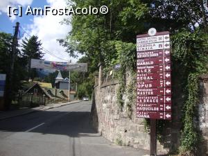 [P01] La pas pe strada Aosta din Sinaia, către restaurantul unguresc Alex. Din loc în loc apar indicatoare precum cel din imagine.  » foto by Floryn81
 - 
<span class="allrVoted glyphicon glyphicon-heart hidden" id="av776771"></span>
<a class="m-l-10 hidden" id="sv776771" onclick="voting_Foto_DelVot(,776771,4690)" role="button">șterge vot <span class="glyphicon glyphicon-remove"></span></a>
<a id="v9776771" class=" c-red"  onclick="voting_Foto_SetVot(776771)" role="button"><span class="glyphicon glyphicon-heart-empty"></span> <b>LIKE</b> = Votează poza</a> <img class="hidden"  id="f776771W9" src="/imagini/loader.gif" border="0" /><span class="AjErrMes hidden" id="e776771ErM"></span>