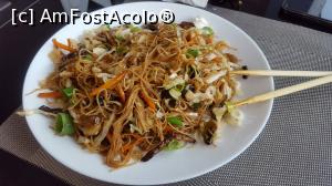 [P07] Noodles cu pui la Jad Sticks » foto by alle4295
 - 
<span class="allrVoted glyphicon glyphicon-heart hidden" id="av886957"></span>
<a class="m-l-10 hidden" id="sv886957" onclick="voting_Foto_DelVot(,886957,4690)" role="button">șterge vot <span class="glyphicon glyphicon-remove"></span></a>
<a id="v9886957" class=" c-red"  onclick="voting_Foto_SetVot(886957)" role="button"><span class="glyphicon glyphicon-heart-empty"></span> <b>LIKE</b> = Votează poza</a> <img class="hidden"  id="f886957W9" src="/imagini/loader.gif" border="0" /><span class="AjErrMes hidden" id="e886957ErM"></span>