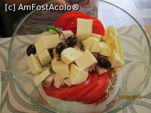 [P19] Salata mediteraneana cu pui » foto by Storia
 - 
<span class="allrVoted glyphicon glyphicon-heart hidden" id="av1100146"></span>
<a class="m-l-10 hidden" id="sv1100146" onclick="voting_Foto_DelVot(,1100146,4690)" role="button">șterge vot <span class="glyphicon glyphicon-remove"></span></a>
<a id="v91100146" class=" c-red"  onclick="voting_Foto_SetVot(1100146)" role="button"><span class="glyphicon glyphicon-heart-empty"></span> <b>LIKE</b> = Votează poza</a> <img class="hidden"  id="f1100146W9" src="/imagini/loader.gif" border="0" /><span class="AjErrMes hidden" id="e1100146ErM"></span>