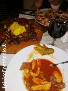 [P01] tigaie picanta (nu recomand); cotlet de berbecut cu mamaliguta (foarte bun) si pizza Carpati (delicioasa)... acompaniate de un vin bun (pentru adulti)... sau ceai cu lamaie (pentru copil)  » foto by myk007
 - 
<span class="allrVoted glyphicon glyphicon-heart hidden" id="av709456"></span>
<a class="m-l-10 hidden" id="sv709456" onclick="voting_Foto_DelVot(,709456,4690)" role="button">șterge vot <span class="glyphicon glyphicon-remove"></span></a>
<a id="v9709456" class=" c-red"  onclick="voting_Foto_SetVot(709456)" role="button"><span class="glyphicon glyphicon-heart-empty"></span> <b>LIKE</b> = Votează poza</a> <img class="hidden"  id="f709456W9" src="/imagini/loader.gif" border="0" /><span class="AjErrMes hidden" id="e709456ErM"></span>