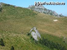 [P10] Iata poteca ce merge pe curba de nivel, ocolind varful Bratocei. In fundal se vede zona superioara a Tigailor » foto by Claudiu U.
 - 
<span class="allrVoted glyphicon glyphicon-heart hidden" id="av261920"></span>
<a class="m-l-10 hidden" id="sv261920" onclick="voting_Foto_DelVot(,261920,4696)" role="button">șterge vot <span class="glyphicon glyphicon-remove"></span></a>
<a id="v9261920" class=" c-red"  onclick="voting_Foto_SetVot(261920)" role="button"><span class="glyphicon glyphicon-heart-empty"></span> <b>LIKE</b> = Votează poza</a> <img class="hidden"  id="f261920W9" src="/imagini/loader.gif" border="0" /><span class="AjErrMes hidden" id="e261920ErM"></span>