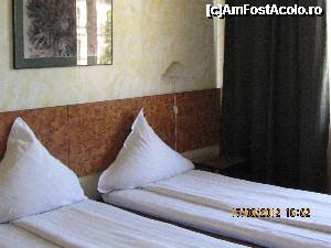 [P08] camera dubla twin -hotel central » foto by celeste
 - 
<span class="allrVoted glyphicon glyphicon-heart hidden" id="av365902"></span>
<a class="m-l-10 hidden" id="sv365902" onclick="voting_Foto_DelVot(,365902,4717)" role="button">șterge vot <span class="glyphicon glyphicon-remove"></span></a>
<a id="v9365902" class=" c-red"  onclick="voting_Foto_SetVot(365902)" role="button"><span class="glyphicon glyphicon-heart-empty"></span> <b>LIKE</b> = Votează poza</a> <img class="hidden"  id="f365902W9" src="/imagini/loader.gif" border="0" /><span class="AjErrMes hidden" id="e365902ErM"></span>