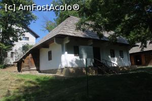 [P17] Suceava, Muzeul Satului Bocovinean, Casa Volovăț cu bârne îmbinate în "coadă de rândunică" și prispă de lut » foto by mprofeanu
 - 
<span class="allrVoted glyphicon glyphicon-heart hidden" id="av1324056"></span>
<a class="m-l-10 hidden" id="sv1324056" onclick="voting_Foto_DelVot(,1324056,4721)" role="button">șterge vot <span class="glyphicon glyphicon-remove"></span></a>
<a id="v91324056" class=" c-red"  onclick="voting_Foto_SetVot(1324056)" role="button"><span class="glyphicon glyphicon-heart-empty"></span> <b>LIKE</b> = Votează poza</a> <img class="hidden"  id="f1324056W9" src="/imagini/loader.gif" border="0" /><span class="AjErrMes hidden" id="e1324056ErM"></span>