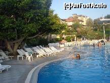 [P07] Piscina principala. In spate se vad cateva corpuri ale hotelului si o parte din gradina. » foto by Simonaaa*
 - 
<span class="allrVoted glyphicon glyphicon-heart hidden" id="av237589"></span>
<a class="m-l-10 hidden" id="sv237589" onclick="voting_Foto_DelVot(,237589,4724)" role="button">șterge vot <span class="glyphicon glyphicon-remove"></span></a>
<a id="v9237589" class=" c-red"  onclick="voting_Foto_SetVot(237589)" role="button"><span class="glyphicon glyphicon-heart-empty"></span> <b>LIKE</b> = Votează poza</a> <img class="hidden"  id="f237589W9" src="/imagini/loader.gif" border="0" /><span class="AjErrMes hidden" id="e237589ErM"></span>