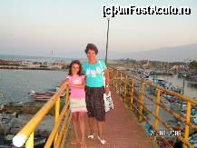 [P19] Pe podul din portul Paraliei la asfintit, munte, mare si noi, 2006 » foto by ileanaxperta*
 - 
<span class="allrVoted glyphicon glyphicon-heart hidden" id="av44285"></span>
<a class="m-l-10 hidden" id="sv44285" onclick="voting_Foto_DelVot(,44285,4735)" role="button">șterge vot <span class="glyphicon glyphicon-remove"></span></a>
<a id="v944285" class=" c-red"  onclick="voting_Foto_SetVot(44285)" role="button"><span class="glyphicon glyphicon-heart-empty"></span> <b>LIKE</b> = Votează poza</a> <img class="hidden"  id="f44285W9" src="/imagini/loader.gif" border="0" /><span class="AjErrMes hidden" id="e44285ErM"></span>