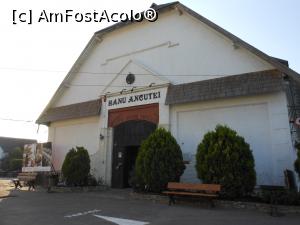 [P02] Hanu Ancuței - Intrarea principală la unul din capetele construcției.  » foto by iulianic
 - 
<span class="allrVoted glyphicon glyphicon-heart hidden" id="av1011586"></span>
<a class="m-l-10 hidden" id="sv1011586" onclick="voting_Foto_DelVot(,1011586,4745)" role="button">șterge vot <span class="glyphicon glyphicon-remove"></span></a>
<a id="v91011586" class=" c-red"  onclick="voting_Foto_SetVot(1011586)" role="button"><span class="glyphicon glyphicon-heart-empty"></span> <b>LIKE</b> = Votează poza</a> <img class="hidden"  id="f1011586W9" src="/imagini/loader.gif" border="0" /><span class="AjErrMes hidden" id="e1011586ErM"></span>