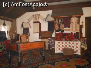 [P12] Hanul Răzeșilor - Colțul orchestrei decorat cu veșminte tradiționale.  » foto by iulianic
 - 
<span class="allrVoted glyphicon glyphicon-heart hidden" id="av1013149"></span>
<a class="m-l-10 hidden" id="sv1013149" onclick="voting_Foto_DelVot(,1013149,4745)" role="button">șterge vot <span class="glyphicon glyphicon-remove"></span></a>
<a id="v91013149" class=" c-red"  onclick="voting_Foto_SetVot(1013149)" role="button"><span class="glyphicon glyphicon-heart-empty"></span> <b>LIKE</b> = Votează poza</a> <img class="hidden"  id="f1013149W9" src="/imagini/loader.gif" border="0" /><span class="AjErrMes hidden" id="e1013149ErM"></span>