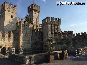 [P45] Sirmione - Castelul Scaligeri » foto by Aurici
 - 
<span class="allrVoted glyphicon glyphicon-heart hidden" id="av673573"></span>
<a class="m-l-10 hidden" id="sv673573" onclick="voting_Foto_DelVot(,673573,4749)" role="button">șterge vot <span class="glyphicon glyphicon-remove"></span></a>
<a id="v9673573" class=" c-red"  onclick="voting_Foto_SetVot(673573)" role="button"><span class="glyphicon glyphicon-heart-empty"></span> <b>LIKE</b> = Votează poza</a> <img class="hidden"  id="f673573W9" src="/imagini/loader.gif" border="0" /><span class="AjErrMes hidden" id="e673573ErM"></span>
