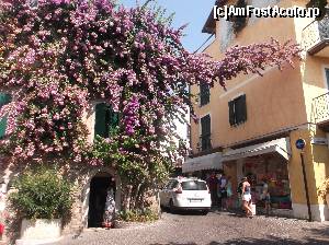 [P49] Sirmione, orasul vechi - in fata masinii pe dreapta este terasa Roccia care ne-a placut mult » foto by Aurici
 - 
<span class="allrVoted glyphicon glyphicon-heart hidden" id="av673578"></span>
<a class="m-l-10 hidden" id="sv673578" onclick="voting_Foto_DelVot(,673578,4749)" role="button">șterge vot <span class="glyphicon glyphicon-remove"></span></a>
<a id="v9673578" class=" c-red"  onclick="voting_Foto_SetVot(673578)" role="button"><span class="glyphicon glyphicon-heart-empty"></span> <b>LIKE</b> = Votează poza</a> <img class="hidden"  id="f673578W9" src="/imagini/loader.gif" border="0" /><span class="AjErrMes hidden" id="e673578ErM"></span>