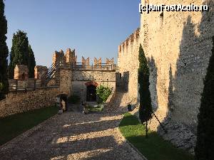 [P29] Intrare Castelul din Malcesine » foto by Aurici
 - 
<span class="allrVoted glyphicon glyphicon-heart hidden" id="av673631"></span>
<a class="m-l-10 hidden" id="sv673631" onclick="voting_Foto_DelVot(,673631,4749)" role="button">șterge vot <span class="glyphicon glyphicon-remove"></span></a>
<a id="v9673631" class=" c-red"  onclick="voting_Foto_SetVot(673631)" role="button"><span class="glyphicon glyphicon-heart-empty"></span> <b>LIKE</b> = Votează poza</a> <img class="hidden"  id="f673631W9" src="/imagini/loader.gif" border="0" /><span class="AjErrMes hidden" id="e673631ErM"></span>