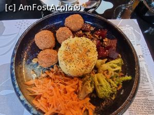[P02] Falafel bowl - din meniul de salate » foto by silvia tudoran
 - 
<span class="allrVoted glyphicon glyphicon-heart hidden" id="av1259058"></span>
<a class="m-l-10 hidden" id="sv1259058" onclick="voting_Foto_DelVot(,1259058,4761)" role="button">șterge vot <span class="glyphicon glyphicon-remove"></span></a>
<a id="v91259058" class=" c-red"  onclick="voting_Foto_SetVot(1259058)" role="button"><span class="glyphicon glyphicon-heart-empty"></span> <b>LIKE</b> = Votează poza</a> <img class="hidden"  id="f1259058W9" src="/imagini/loader.gif" border="0" /><span class="AjErrMes hidden" id="e1259058ErM"></span>