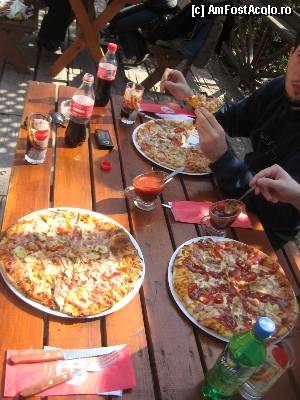 [P07] Aici la terasa 'Hot Fresh', se prepara o pizza mare si buna » foto by dorgo
 - 
<span class="allrVoted glyphicon glyphicon-heart hidden" id="av342967"></span>
<a class="m-l-10 hidden" id="sv342967" onclick="voting_Foto_DelVot(,342967,4761)" role="button">șterge vot <span class="glyphicon glyphicon-remove"></span></a>
<a id="v9342967" class=" c-red"  onclick="voting_Foto_SetVot(342967)" role="button"><span class="glyphicon glyphicon-heart-empty"></span> <b>LIKE</b> = Votează poza</a> <img class="hidden"  id="f342967W9" src="/imagini/loader.gif" border="0" /><span class="AjErrMes hidden" id="e342967ErM"></span>