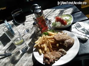 [P07] In rest, la Queen Pub, poti servi un grill cu cartofi, o salata si-o Cola la 30 de lei.  » foto by dorgo
 - 
<span class="allrVoted glyphicon glyphicon-heart hidden" id="av674753"></span>
<a class="m-l-10 hidden" id="sv674753" onclick="voting_Foto_DelVot(,674753,4761)" role="button">șterge vot <span class="glyphicon glyphicon-remove"></span></a>
<a id="v9674753" class=" c-red"  onclick="voting_Foto_SetVot(674753)" role="button"><span class="glyphicon glyphicon-heart-empty"></span> <b>LIKE</b> = Votează poza</a> <img class="hidden"  id="f674753W9" src="/imagini/loader.gif" border="0" /><span class="AjErrMes hidden" id="e674753ErM"></span>