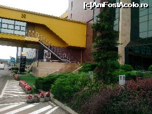[P14] Hotelul Business e greu de confundat din cauza acestei pasarele galbene, in interiorul careia se gaseste un restauranat. Iata si soseaua ce duce spre Sighisoara.  » foto by dorgo
 - 
<span class="allrVoted glyphicon glyphicon-heart hidden" id="av704122"></span>
<a class="m-l-10 hidden" id="sv704122" onclick="voting_Foto_DelVot(,704122,4761)" role="button">șterge vot <span class="glyphicon glyphicon-remove"></span></a>
<a id="v9704122" class=" c-red"  onclick="voting_Foto_SetVot(704122)" role="button"><span class="glyphicon glyphicon-heart-empty"></span> <b>LIKE</b> = Votează poza</a> <img class="hidden"  id="f704122W9" src="/imagini/loader.gif" border="0" /><span class="AjErrMes hidden" id="e704122ErM"></span>