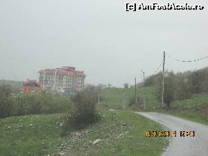 [P19] Drum accesibil pina la ferma, peisajul ar fi fost frumos. Cladirea mare si neterminata strica putin decorul cind vii in complex. Taie fata hotelului si daca nu stai bine cu rabdarea, iti vine sa faci cale'ntoarsa.  » foto by adri-nico
 - 
<span class="allrVoted glyphicon glyphicon-heart hidden" id="av610269"></span>
<a class="m-l-10 hidden" id="sv610269" onclick="voting_Foto_DelVot(,610269,4769)" role="button">șterge vot <span class="glyphicon glyphicon-remove"></span></a>
<a id="v9610269" class=" c-red"  onclick="voting_Foto_SetVot(610269)" role="button"><span class="glyphicon glyphicon-heart-empty"></span> <b>LIKE</b> = Votează poza</a> <img class="hidden"  id="f610269W9" src="/imagini/loader.gif" border="0" /><span class="AjErrMes hidden" id="e610269ErM"></span>