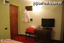 [P13] Zona de la intrarea în cameră. Se vede televizorul LCD, cu receptor de satelit. Măsuţa suport conţine şi minibarul cu frigider. » foto by Costi
 - 
<span class="allrVoted glyphicon glyphicon-heart hidden" id="av303529"></span>
<a class="m-l-10 hidden" id="sv303529" onclick="voting_Foto_DelVot(,303529,4769)" role="button">șterge vot <span class="glyphicon glyphicon-remove"></span></a>
<a id="v9303529" class=" c-red"  onclick="voting_Foto_SetVot(303529)" role="button"><span class="glyphicon glyphicon-heart-empty"></span> <b>LIKE</b> = Votează poza</a> <img class="hidden"  id="f303529W9" src="/imagini/loader.gif" border="0" /><span class="AjErrMes hidden" id="e303529ErM"></span>