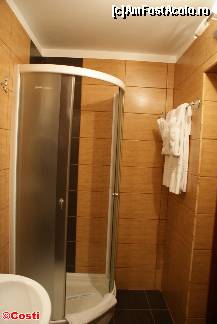 [P17] Cabina de duş este destul de îngustă, pentru persoane mai corpolente. » foto by Costi
 - 
<span class="allrVoted glyphicon glyphicon-heart hidden" id="av303533"></span>
<a class="m-l-10 hidden" id="sv303533" onclick="voting_Foto_DelVot(,303533,4769)" role="button">șterge vot <span class="glyphicon glyphicon-remove"></span></a>
<a id="v9303533" class=" c-red"  onclick="voting_Foto_SetVot(303533)" role="button"><span class="glyphicon glyphicon-heart-empty"></span> <b>LIKE</b> = Votează poza</a> <img class="hidden"  id="f303533W9" src="/imagini/loader.gif" border="0" /><span class="AjErrMes hidden" id="e303533ErM"></span>