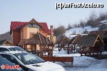 [P05] Vilele de lux şi spaţiul de relaxare, cu mese şi băncuţe de lemn, cu umbrar, evident, utile mai mult vara » foto by Costi
 - 
<span class="allrVoted glyphicon glyphicon-heart hidden" id="av303521"></span>
<a class="m-l-10 hidden" id="sv303521" onclick="voting_Foto_DelVot(,303521,4769)" role="button">șterge vot <span class="glyphicon glyphicon-remove"></span></a>
<a id="v9303521" class=" c-red"  onclick="voting_Foto_SetVot(303521)" role="button"><span class="glyphicon glyphicon-heart-empty"></span> <b>LIKE</b> = Votează poza</a> <img class="hidden"  id="f303521W9" src="/imagini/loader.gif" border="0" /><span class="AjErrMes hidden" id="e303521ErM"></span>