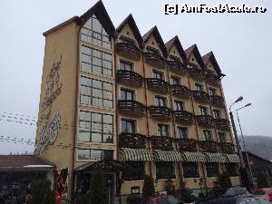 [P28] Hotel Dragului, imposibil de ratat, in fata benzinariei.  » foto by Cucu Bau
 - 
<span class="allrVoted glyphicon glyphicon-heart hidden" id="av594208"></span>
<a class="m-l-10 hidden" id="sv594208" onclick="voting_Foto_DelVot(,594208,4795)" role="button">șterge vot <span class="glyphicon glyphicon-remove"></span></a>
<a id="v9594208" class=" c-red"  onclick="voting_Foto_SetVot(594208)" role="button"><span class="glyphicon glyphicon-heart-empty"></span> <b>LIKE</b> = Votează poza</a> <img class="hidden"  id="f594208W9" src="/imagini/loader.gif" border="0" /><span class="AjErrMes hidden" id="e594208ErM"></span>