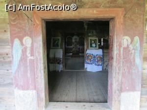 [P20] Intrarea în Biserica de lemn din Poienile Izei » foto by crismis
 - 
<span class="allrVoted glyphicon glyphicon-heart hidden" id="av798486"></span>
<a class="m-l-10 hidden" id="sv798486" onclick="voting_Foto_DelVot(,798486,4807)" role="button">șterge vot <span class="glyphicon glyphicon-remove"></span></a>
<a id="v9798486" class=" c-red"  onclick="voting_Foto_SetVot(798486)" role="button"><span class="glyphicon glyphicon-heart-empty"></span> <b>LIKE</b> = Votează poza</a> <img class="hidden"  id="f798486W9" src="/imagini/loader.gif" border="0" /><span class="AjErrMes hidden" id="e798486ErM"></span>