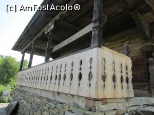 [P08] Biserica din Botiza; pridvorul de lemn, în spate se vede o parte din „funia răsucită” care împrejmuiește biserica » foto by crismis
 - 
<span class="allrVoted glyphicon glyphicon-heart hidden" id="av798474"></span>
<a class="m-l-10 hidden" id="sv798474" onclick="voting_Foto_DelVot(,798474,4807)" role="button">șterge vot <span class="glyphicon glyphicon-remove"></span></a>
<a id="v9798474" class=" c-red"  onclick="voting_Foto_SetVot(798474)" role="button"><span class="glyphicon glyphicon-heart-empty"></span> <b>LIKE</b> = Votează poza</a> <img class="hidden"  id="f798474W9" src="/imagini/loader.gif" border="0" /><span class="AjErrMes hidden" id="e798474ErM"></span>