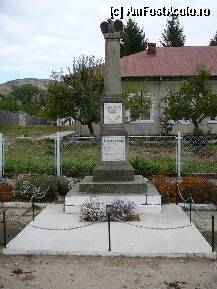 [P19] Din nou in Chiojdu, la monumentul din fata scolii » foto by Claudiu U.
 - 
<span class="allrVoted glyphicon glyphicon-heart hidden" id="av281120"></span>
<a class="m-l-10 hidden" id="sv281120" onclick="voting_Foto_DelVot(,281120,4816)" role="button">șterge vot <span class="glyphicon glyphicon-remove"></span></a>
<a id="v9281120" class=" c-red"  onclick="voting_Foto_SetVot(281120)" role="button"><span class="glyphicon glyphicon-heart-empty"></span> <b>LIKE</b> = Votează poza</a> <img class="hidden"  id="f281120W9" src="/imagini/loader.gif" border="0" /><span class="AjErrMes hidden" id="e281120ErM"></span>