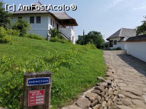 [P03] Casa cu Blazoane din Chiojdu. La intrare buturuga cu programul de vizitare și numerele de telefon la care trebuie să-ți anunți vizita.  » foto by Aurici
 - 
<span class="allrVoted glyphicon glyphicon-heart hidden" id="av1117567"></span>
<a class="m-l-10 hidden" id="sv1117567" onclick="voting_Foto_DelVot(,1117567,4816)" role="button">șterge vot <span class="glyphicon glyphicon-remove"></span></a>
<a id="v91117567" class=" c-red"  onclick="voting_Foto_SetVot(1117567)" role="button"><span class="glyphicon glyphicon-heart-empty"></span> <b>LIKE</b> = Votează poza</a> <img class="hidden"  id="f1117567W9" src="/imagini/loader.gif" border="0" /><span class="AjErrMes hidden" id="e1117567ErM"></span>