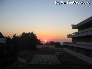 [P01] Rasarit la Marea Neagra vazut de pe terasa hotelului Belvedere.  » foto by calatorul
 - 
<span class="allrVoted glyphicon glyphicon-heart hidden" id="av678734"></span>
<a class="m-l-10 hidden" id="sv678734" onclick="voting_Foto_DelVot(,678734,4834)" role="button">șterge vot <span class="glyphicon glyphicon-remove"></span></a>
<a id="v9678734" class=" c-red"  onclick="voting_Foto_SetVot(678734)" role="button"><span class="glyphicon glyphicon-heart-empty"></span> <b>LIKE</b> = Votează poza</a> <img class="hidden"  id="f678734W9" src="/imagini/loader.gif" border="0" /><span class="AjErrMes hidden" id="e678734ErM"></span>