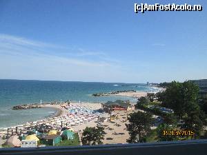 [P06] PLaja centrala din Olimp vazuta din balconul hotelului Belvedere. Se vad umbrelele noi, nisipul permanent curatat si vegetatia ingrijita.  » foto by calatorul
 - 
<span class="allrVoted glyphicon glyphicon-heart hidden" id="av682326"></span>
<a class="m-l-10 hidden" id="sv682326" onclick="voting_Foto_DelVot(,682326,4834)" role="button">șterge vot <span class="glyphicon glyphicon-remove"></span></a>
<a id="v9682326" class=" c-red"  onclick="voting_Foto_SetVot(682326)" role="button"><span class="glyphicon glyphicon-heart-empty"></span> <b>LIKE</b> = Votează poza</a> <img class="hidden"  id="f682326W9" src="/imagini/loader.gif" border="0" /><span class="AjErrMes hidden" id="e682326ErM"></span>
