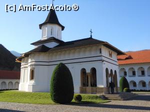 [P02] S&acirc;mbăta de Sus - Mănăstirea Br&acirc;ncoveanu. Biserica veche. » foto by iulianic
 - 
<span class="allrVoted glyphicon glyphicon-heart hidden" id="av1352328"></span>
<a class="m-l-10 hidden" id="sv1352328" onclick="voting_Foto_DelVot(,1352328,4842)" role="button">șterge vot <span class="glyphicon glyphicon-remove"></span></a>
<a id="v91352328" class=" c-red"  onclick="voting_Foto_SetVot(1352328)" role="button"><span class="glyphicon glyphicon-heart-empty"></span> <b>LIKE</b> = Votează poza</a> <img class="hidden"  id="f1352328W9" src="/imagini/loader.gif" border="0" /><span class="AjErrMes hidden" id="e1352328ErM"></span>