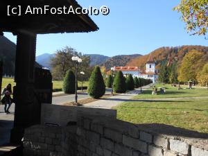 [P04] S&acirc;mbăta de Sus - Mănăstirea Br&acirc;ncoveanu. La poarta din parcare. » foto by iulianic
 - 
<span class="allrVoted glyphicon glyphicon-heart hidden" id="av1352330"></span>
<a class="m-l-10 hidden" id="sv1352330" onclick="voting_Foto_DelVot(,1352330,4842)" role="button">șterge vot <span class="glyphicon glyphicon-remove"></span></a>
<a id="v91352330" class=" c-red"  onclick="voting_Foto_SetVot(1352330)" role="button"><span class="glyphicon glyphicon-heart-empty"></span> <b>LIKE</b> = Votează poza</a> <img class="hidden"  id="f1352330W9" src="/imagini/loader.gif" border="0" /><span class="AjErrMes hidden" id="e1352330ErM"></span>