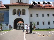 [P06] Cu ghidul la intrarea in Manastire » foto by BEBEPETRESCU
 - 
<span class="allrVoted glyphicon glyphicon-heart hidden" id="av284864"></span>
<a class="m-l-10 hidden" id="sv284864" onclick="voting_Foto_DelVot(,284864,4842)" role="button">șterge vot <span class="glyphicon glyphicon-remove"></span></a>
<a id="v9284864" class=" c-red"  onclick="voting_Foto_SetVot(284864)" role="button"><span class="glyphicon glyphicon-heart-empty"></span> <b>LIKE</b> = Votează poza</a> <img class="hidden"  id="f284864W9" src="/imagini/loader.gif" border="0" /><span class="AjErrMes hidden" id="e284864ErM"></span>