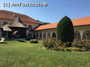 [P15] Curtea mănăstirii » foto by AZE
 - 
<span class="allrVoted glyphicon glyphicon-heart hidden" id="av1116299"></span>
<a class="m-l-10 hidden" id="sv1116299" onclick="voting_Foto_DelVot(,1116299,4842)" role="button">șterge vot <span class="glyphicon glyphicon-remove"></span></a>
<a id="v91116299" class=" c-red"  onclick="voting_Foto_SetVot(1116299)" role="button"><span class="glyphicon glyphicon-heart-empty"></span> <b>LIKE</b> = Votează poza</a> <img class="hidden"  id="f1116299W9" src="/imagini/loader.gif" border="0" /><span class="AjErrMes hidden" id="e1116299ErM"></span>
