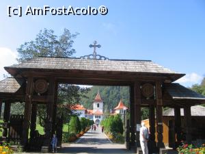 [P03] Intrarea în parcul mănăstirii » foto by Michi
 - 
<span class="allrVoted glyphicon glyphicon-heart hidden" id="av1142848"></span>
<a class="m-l-10 hidden" id="sv1142848" onclick="voting_Foto_DelVot(,1142848,4842)" role="button">șterge vot <span class="glyphicon glyphicon-remove"></span></a>
<a id="v91142848" class=" c-red"  onclick="voting_Foto_SetVot(1142848)" role="button"><span class="glyphicon glyphicon-heart-empty"></span> <b>LIKE</b> = Votează poza</a> <img class="hidden"  id="f1142848W9" src="/imagini/loader.gif" border="0" /><span class="AjErrMes hidden" id="e1142848ErM"></span>