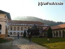 [P05] in curtea interioara a manastirii...liniste si un cer albastru... » foto by sandu.53
 - 
<span class="allrVoted glyphicon glyphicon-heart hidden" id="av284815"></span>
<a class="m-l-10 hidden" id="sv284815" onclick="voting_Foto_DelVot(,284815,4842)" role="button">șterge vot <span class="glyphicon glyphicon-remove"></span></a>
<a id="v9284815" class=" c-red"  onclick="voting_Foto_SetVot(284815)" role="button"><span class="glyphicon glyphicon-heart-empty"></span> <b>LIKE</b> = Votează poza</a> <img class="hidden"  id="f284815W9" src="/imagini/loader.gif" border="0" /><span class="AjErrMes hidden" id="e284815ErM"></span>