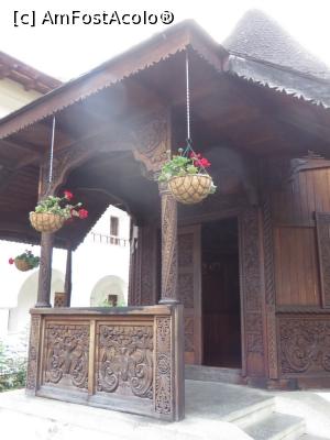[P13] Intrare în paraclisul de lemn - Mănăstirea Brâncoveanu, Sâmbăta de Sus.  » foto by tata123 🔱
 - 
<span class="allrVoted glyphicon glyphicon-heart hidden" id="av757449"></span>
<a class="m-l-10 hidden" id="sv757449" onclick="voting_Foto_DelVot(,757449,4842)" role="button">șterge vot <span class="glyphicon glyphicon-remove"></span></a>
<a id="v9757449" class=" c-red"  onclick="voting_Foto_SetVot(757449)" role="button"><span class="glyphicon glyphicon-heart-empty"></span> <b>LIKE</b> = Votează poza</a> <img class="hidden"  id="f757449W9" src="/imagini/loader.gif" border="0" /><span class="AjErrMes hidden" id="e757449ErM"></span>