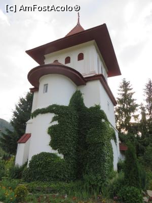 [P02] Vechea clopotniţă aşezată lângă magazinul bisericesc - Mănăstirea Brâncoveanu, Sâmbăta de Sus.  » foto by tata123 🔱
 - 
<span class="allrVoted glyphicon glyphicon-heart hidden" id="av757437"></span>
<a class="m-l-10 hidden" id="sv757437" onclick="voting_Foto_DelVot(,757437,4842)" role="button">șterge vot <span class="glyphicon glyphicon-remove"></span></a>
<a id="v9757437" class=" c-red"  onclick="voting_Foto_SetVot(757437)" role="button"><span class="glyphicon glyphicon-heart-empty"></span> <b>LIKE</b> = Votează poza</a> <img class="hidden"  id="f757437W9" src="/imagini/loader.gif" border="0" /><span class="AjErrMes hidden" id="e757437ErM"></span>