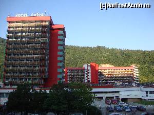 [P01] 1. Ștrandul Cozia AquaPark se află în curtea comună a hotelurilor Oltul, Cozia și Căciulata. Ștrandul nu se vede în această imagine, el se află în spatele hotelului Cozia.  » foto by Floryn81
 - 
<span class="allrVoted glyphicon glyphicon-heart hidden" id="av680458"></span>
<a class="m-l-10 hidden" id="sv680458" onclick="voting_Foto_DelVot(,680458,4859)" role="button">șterge vot <span class="glyphicon glyphicon-remove"></span></a>
<a id="v9680458" class=" c-red"  onclick="voting_Foto_SetVot(680458)" role="button"><span class="glyphicon glyphicon-heart-empty"></span> <b>LIKE</b> = Votează poza</a> <img class="hidden"  id="f680458W9" src="/imagini/loader.gif" border="0" /><span class="AjErrMes hidden" id="e680458ErM"></span>