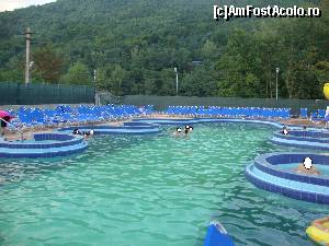 [P10] 1. Ștrandul Cozia AquaPark - una dintre piscinele neacoperite. Pe margine se observă acele mici jacuzzi, unde ne-a plăcut uneori să lenevim.  » foto by Floryn81
 - 
<span class="allrVoted glyphicon glyphicon-heart hidden" id="av680467"></span>
<a class="m-l-10 hidden" id="sv680467" onclick="voting_Foto_DelVot(,680467,4859)" role="button">șterge vot <span class="glyphicon glyphicon-remove"></span></a>
<a id="v9680467" class=" c-red"  onclick="voting_Foto_SetVot(680467)" role="button"><span class="glyphicon glyphicon-heart-empty"></span> <b>LIKE</b> = Votează poza</a> <img class="hidden"  id="f680467W9" src="/imagini/loader.gif" border="0" /><span class="AjErrMes hidden" id="e680467ErM"></span>