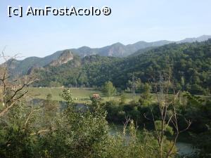 [P24] 2. A doua zi am plecat de dimineață spre Castrul roman Arutela. Fortificația se zărește printre ramurile copacilor pe celălalt mal al Oltului. » foto by Floryn81
 - 
<span class="allrVoted glyphicon glyphicon-heart hidden" id="av719556"></span>
<a class="m-l-10 hidden" id="sv719556" onclick="voting_Foto_DelVot(,719556,4859)" role="button">șterge vot <span class="glyphicon glyphicon-remove"></span></a>
<a id="v9719556" class=" c-red"  onclick="voting_Foto_SetVot(719556)" role="button"><span class="glyphicon glyphicon-heart-empty"></span> <b>LIKE</b> = Votează poza</a> <img class="hidden"  id="f719556W9" src="/imagini/loader.gif" border="0" /><span class="AjErrMes hidden" id="e719556ErM"></span>
