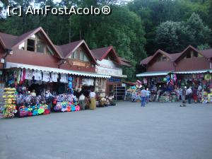 [P16] Seara am studiat puţin oferta comercianţilor de suveniruri din apropiere. Găseşti acolo de toate pentru toţi!  » foto by Floryn81
 - 
<span class="allrVoted glyphicon glyphicon-heart hidden" id="av879892"></span>
<a class="m-l-10 hidden" id="sv879892" onclick="voting_Foto_DelVot(,879892,4859)" role="button">șterge vot <span class="glyphicon glyphicon-remove"></span></a>
<a id="v9879892" class=" c-red"  onclick="voting_Foto_SetVot(879892)" role="button"><span class="glyphicon glyphicon-heart-empty"></span> <b>LIKE</b> = Votează poza</a> <img class="hidden"  id="f879892W9" src="/imagini/loader.gif" border="0" /><span class="AjErrMes hidden" id="e879892ErM"></span>