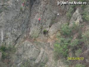 [P03] Deasupra șoselei, alpiniști utilitari curățind pereții de stâncă.  » foto by puiutea
 - 
<span class="allrVoted glyphicon glyphicon-heart hidden" id="av676178"></span>
<a class="m-l-10 hidden" id="sv676178" onclick="voting_Foto_DelVot(,676178,4859)" role="button">șterge vot <span class="glyphicon glyphicon-remove"></span></a>
<a id="v9676178" class=" c-red"  onclick="voting_Foto_SetVot(676178)" role="button"><span class="glyphicon glyphicon-heart-empty"></span> <b>LIKE</b> = Votează poza</a> <img class="hidden"  id="f676178W9" src="/imagini/loader.gif" border="0" /><span class="AjErrMes hidden" id="e676178ErM"></span>