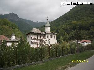 [P04] Mânăstirea Turnu. Vedere de pe drumul de acces care, după pod, o ia spre dreapta.  » foto by puiutea
 - 
<span class="allrVoted glyphicon glyphicon-heart hidden" id="av676179"></span>
<a class="m-l-10 hidden" id="sv676179" onclick="voting_Foto_DelVot(,676179,4859)" role="button">șterge vot <span class="glyphicon glyphicon-remove"></span></a>
<a id="v9676179" class=" c-red"  onclick="voting_Foto_SetVot(676179)" role="button"><span class="glyphicon glyphicon-heart-empty"></span> <b>LIKE</b> = Votează poza</a> <img class="hidden"  id="f676179W9" src="/imagini/loader.gif" border="0" /><span class="AjErrMes hidden" id="e676179ErM"></span>