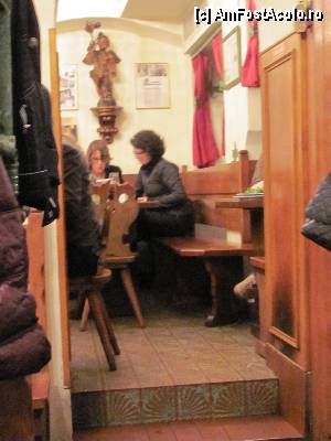 [P07] Cea de-a doua sală a resturantului. Pe aceasta nu am prea reușit s-o văd, dar bănuiesc că este la fel de mică ca prima.  » foto by gettutza
 - 
<span class="allrVoted glyphicon glyphicon-heart hidden" id="av414516"></span>
<a class="m-l-10 hidden" id="sv414516" onclick="voting_Foto_DelVot(,414516,4865)" role="button">șterge vot <span class="glyphicon glyphicon-remove"></span></a>
<a id="v9414516" class=" c-red"  onclick="voting_Foto_SetVot(414516)" role="button"><span class="glyphicon glyphicon-heart-empty"></span> <b>LIKE</b> = Votează poza</a> <img class="hidden"  id="f414516W9" src="/imagini/loader.gif" border="0" /><span class="AjErrMes hidden" id="e414516ErM"></span>