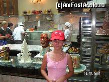 [P02] Am cerut permisiunea sa facem o poza in interiorul laboratorului cofetariei si foarte amabili ne-au permis...in spate sunt adevarate opere culinare dulci de...mancat (de ti-e si mila sa-l decapitezi pe acel domn distins, de ex). » foto by ileanaxperta*
 - 
<span class="allrVoted glyphicon glyphicon-heart hidden" id="av47132"></span>
<a class="m-l-10 hidden" id="sv47132" onclick="voting_Foto_DelVot(,47132,4865)" role="button">șterge vot <span class="glyphicon glyphicon-remove"></span></a>
<a id="v947132" class=" c-red"  onclick="voting_Foto_SetVot(47132)" role="button"><span class="glyphicon glyphicon-heart-empty"></span> <b>LIKE</b> = Votează poza</a> <img class="hidden"  id="f47132W9" src="/imagini/loader.gif" border="0" /><span class="AjErrMes hidden" id="e47132ErM"></span>