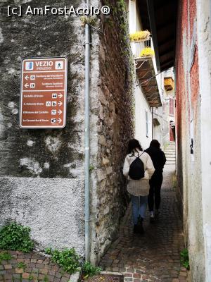 [P54] Străduțe și indicatoare turistice în cătunul Vezio » foto by crismis
 - 
<span class="allrVoted glyphicon glyphicon-heart hidden" id="av1300220"></span>
<a class="m-l-10 hidden" id="sv1300220" onclick="voting_Foto_DelVot(,1300220,4871)" role="button">șterge vot <span class="glyphicon glyphicon-remove"></span></a>
<a id="v91300220" class=" c-red"  onclick="voting_Foto_SetVot(1300220)" role="button"><span class="glyphicon glyphicon-heart-empty"></span> <b>LIKE</b> = Votează poza</a> <img class="hidden"  id="f1300220W9" src="/imagini/loader.gif" border="0" /><span class="AjErrMes hidden" id="e1300220ErM"></span>